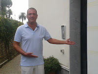 Ralf Limbach vor seiner Praxis in Oneglia