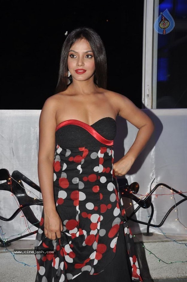 Neethu in a black dress with red and white polka dots - (2) -  Neethu Chandra Hot  @ TASSEL Designers Award 2012....