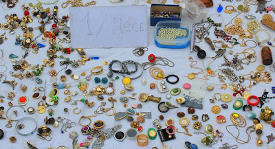 Vossenplein, flea market, flea market Brussels, Place du Jeu de Balle, Marollen, Marolles, thrifting Brussels, vintage Brussels, vlooienmarkt, tweedehands Brussel, vintage jewelry, trinkets Brussels