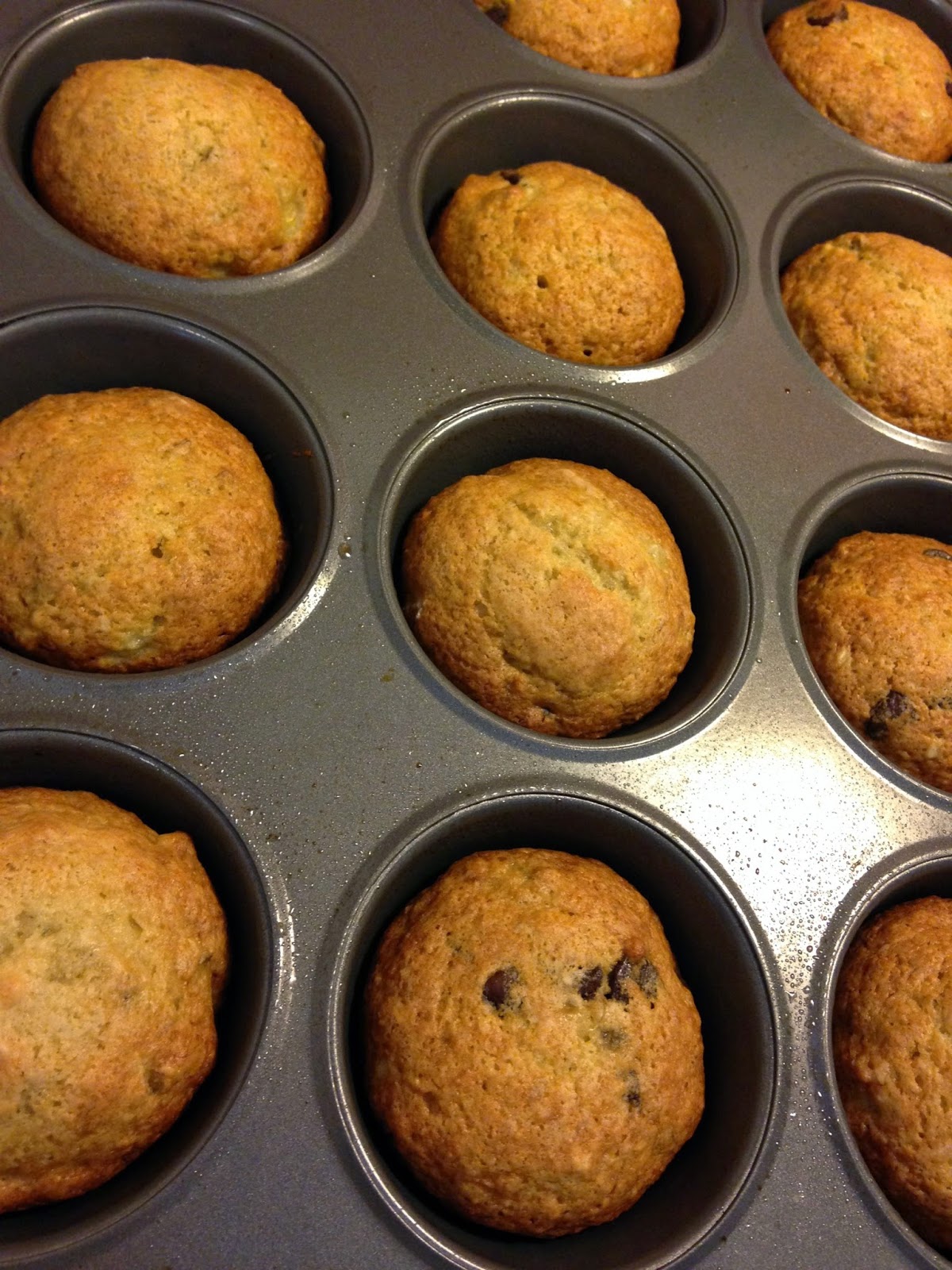 Lattes and Sunshine 100 calorie banana chocolate chip muffins