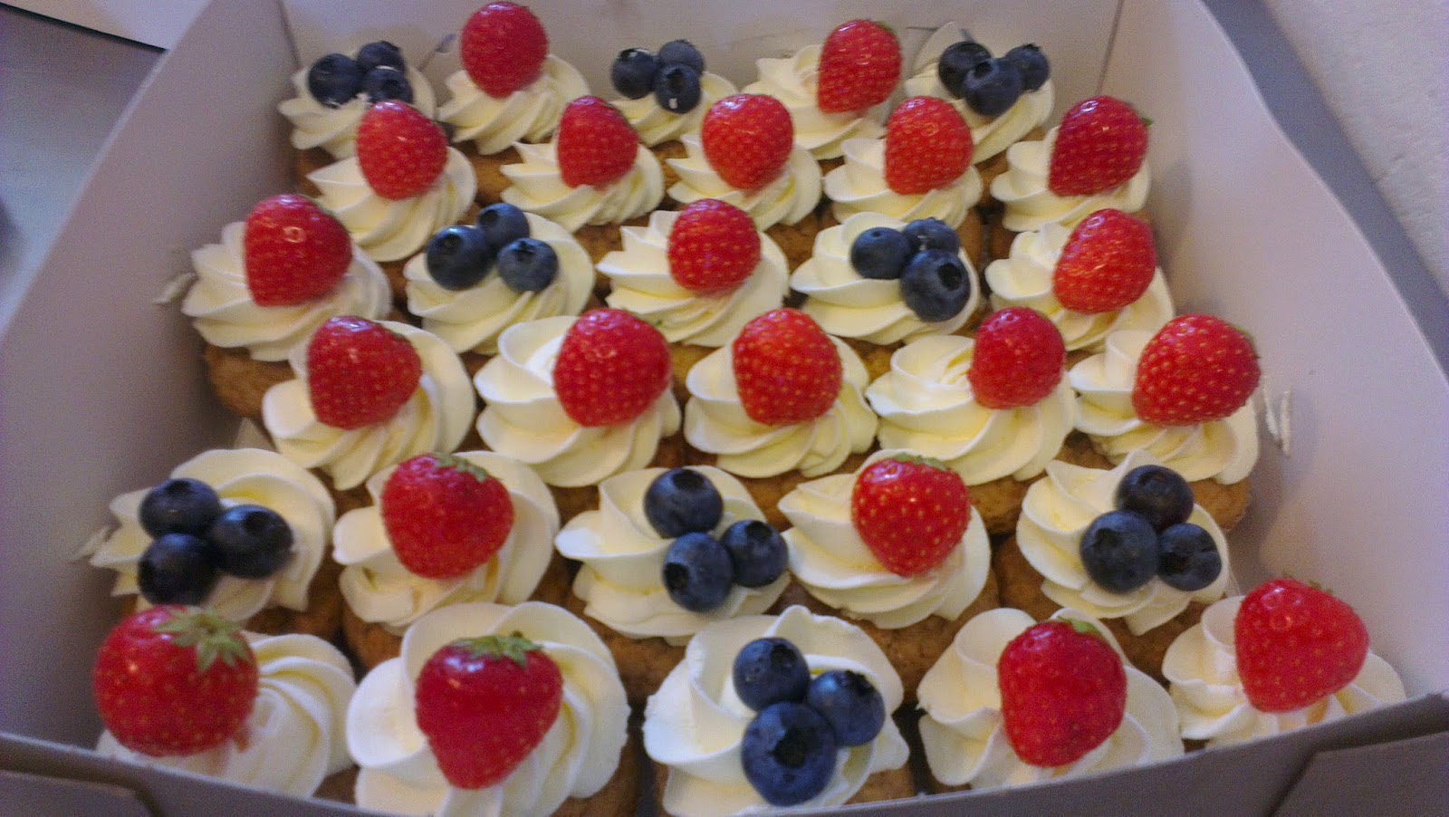 CAKE Amsterdam Honey Cakes with fresh fruit