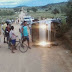 Transporte escolar lotado capota na zona rural de Mairi 