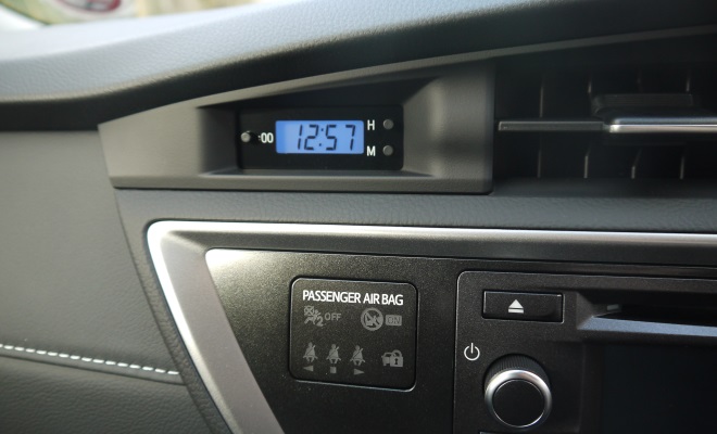 2013-toyota-auris-pound-shop-clock.jpg