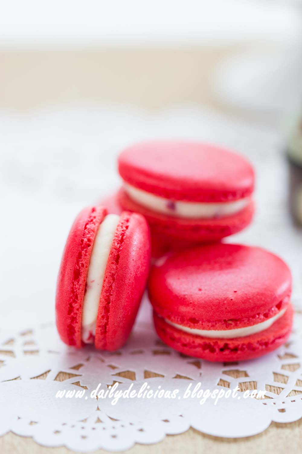 dailydelicious Strawberry and cream macarons