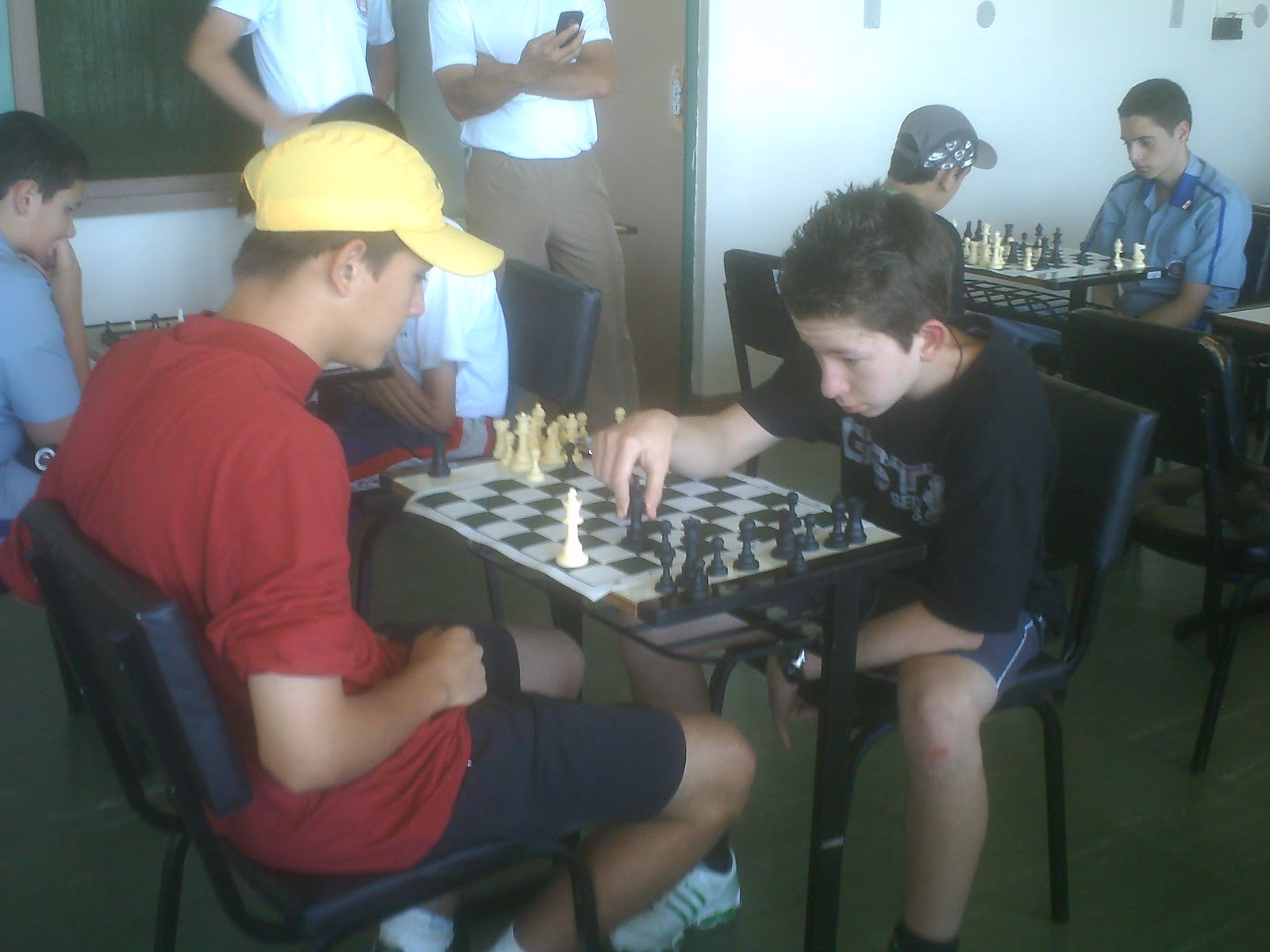Funcionária desenvolve projeto de xadrez para estimular alunos de escola do  campo
