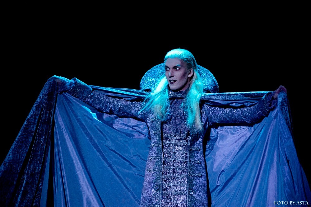 бал вампиров мюзикл персонажи. z 12469328. бал вампиров мюзикл персонажи фото. бал вампиров мюзикл персонажи-z 12469328. картинка бал вампиров мюзикл персонажи. картинка z 12469328. Великолепная история о приключении профессора Абронзиуса, работающего в Кёнигсбергском университете, и его помощника, учащегося в этом же учебном заведении, Альфреда, начинается с поездки в Трансельванию. Ведь начали ходить слухи о том, что на этой территории находится замок, в котором обитает Граф Фон Кролок и его отпрыск Герберт. Но самое удивительное, что есть предположение, что эти персонажи на самом деле вампиры! После приезда в это замечательное место, герои решают остановиться у одного не молодого, но и нельзя сказать, что старого, мужчины. Его зовут Йони Шагал. Помимо Йони в этом доме находится его жена Ребекка, невероятно красивая дочь Сара, и служанка. После встречи с Сарой, Альфред "теряет голову", и очень сильно влюбляется в нее и проявляет различные знаки внимания. бал вампиров мюзикл персонажи. z 12469328. бал вампиров мюзикл персонажи фото. бал вампиров мюзикл персонажи-z 12469328. картинка бал вампиров мюзикл персонажи. картинка z 12469328. Великолепная история о приключении профессора Абронзиуса, работающего в Кёнигсбергском университете, и его помощника, учащегося в этом же учебном заведении, Альфреда, начинается с поездки в Трансельванию. Ведь начали ходить слухи о том, что на этой территории находится замок, в котором обитает Граф Фон Кролок и его отпрыск Герберт. Но самое удивительное, что есть предположение, что эти персонажи на самом деле вампиры! После приезда в это замечательное место, герои решают остановиться у одного не молодого, но и нельзя сказать, что старого, мужчины. Его зовут Йони Шагал. Помимо Йони в этом доме находится его жена Ребекка, невероятно красивая дочь Сара, и служанка. После встречи с Сарой, Альфред "теряет голову", и очень сильно влюбляется в нее и проявляет различные знаки внимания.