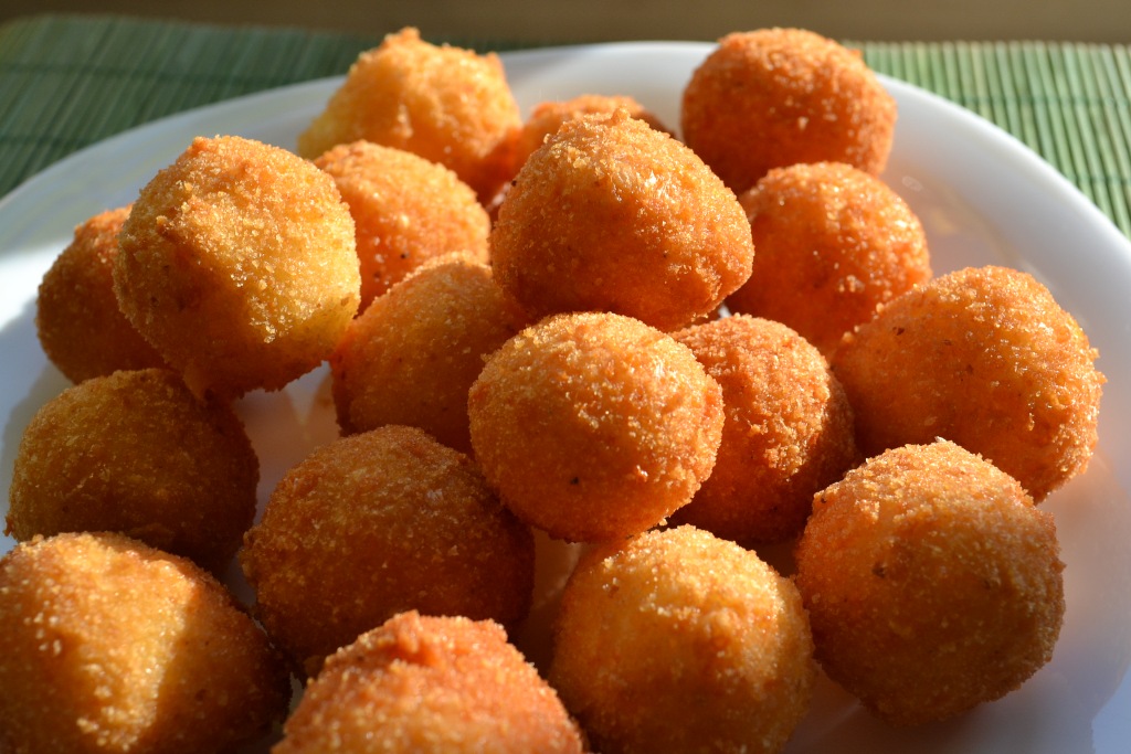 Myra's kitchen Bulete de cascaval