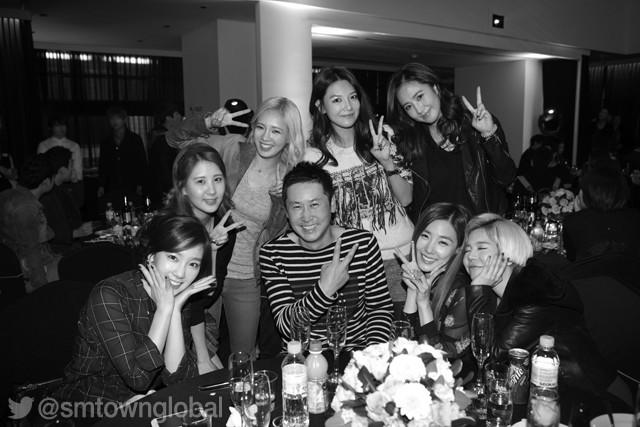 [PIC][24/10/2012] SNSD chụp hình cùng Shin Dong Hyup tại SMTown's Celebrity Party Snsd+with+shin+dong+yup