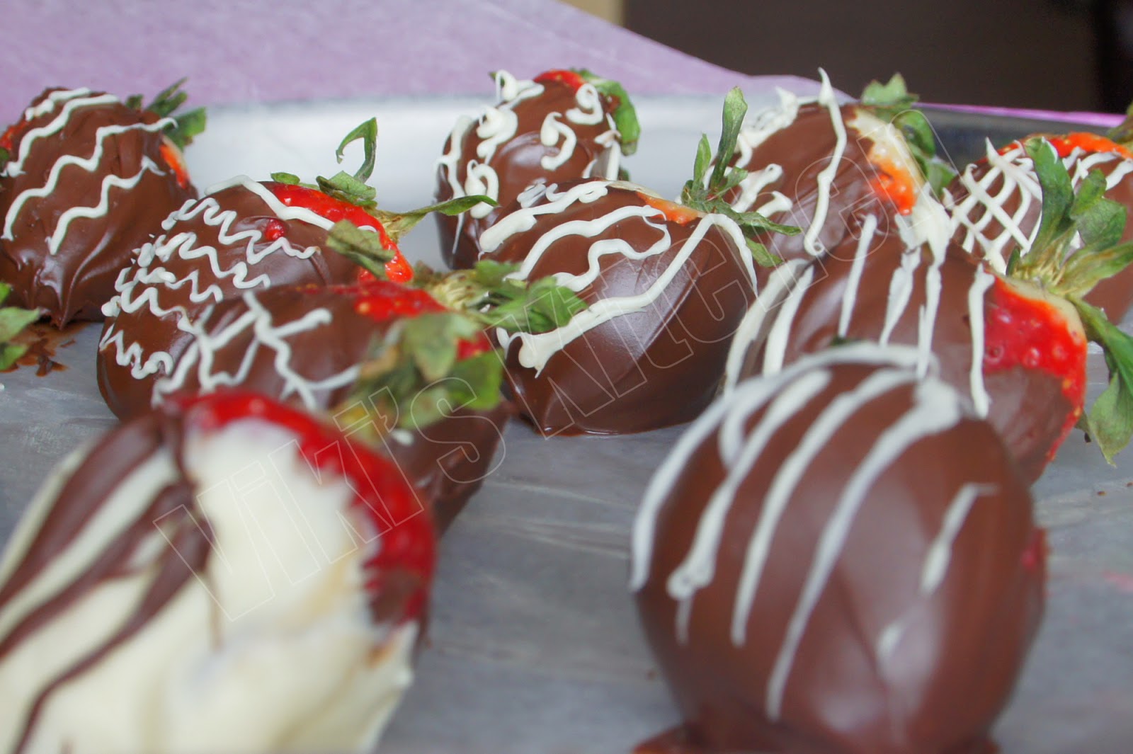Viki 's Kitchen Chocolate dipped strawberry (microwave method)