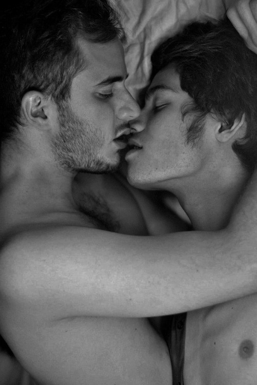 Goodnight gay kisses.