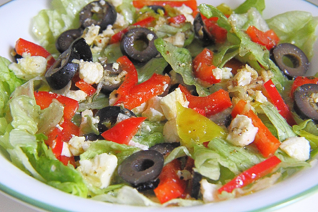 Хорошая еда Салат с красным перцем, оливками и сыром фета.