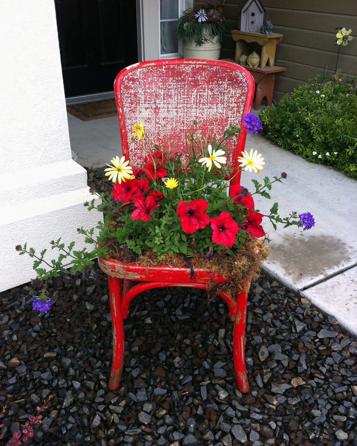 How to Recycle Garden Decorations of Recycled Old Chairs and Benches
