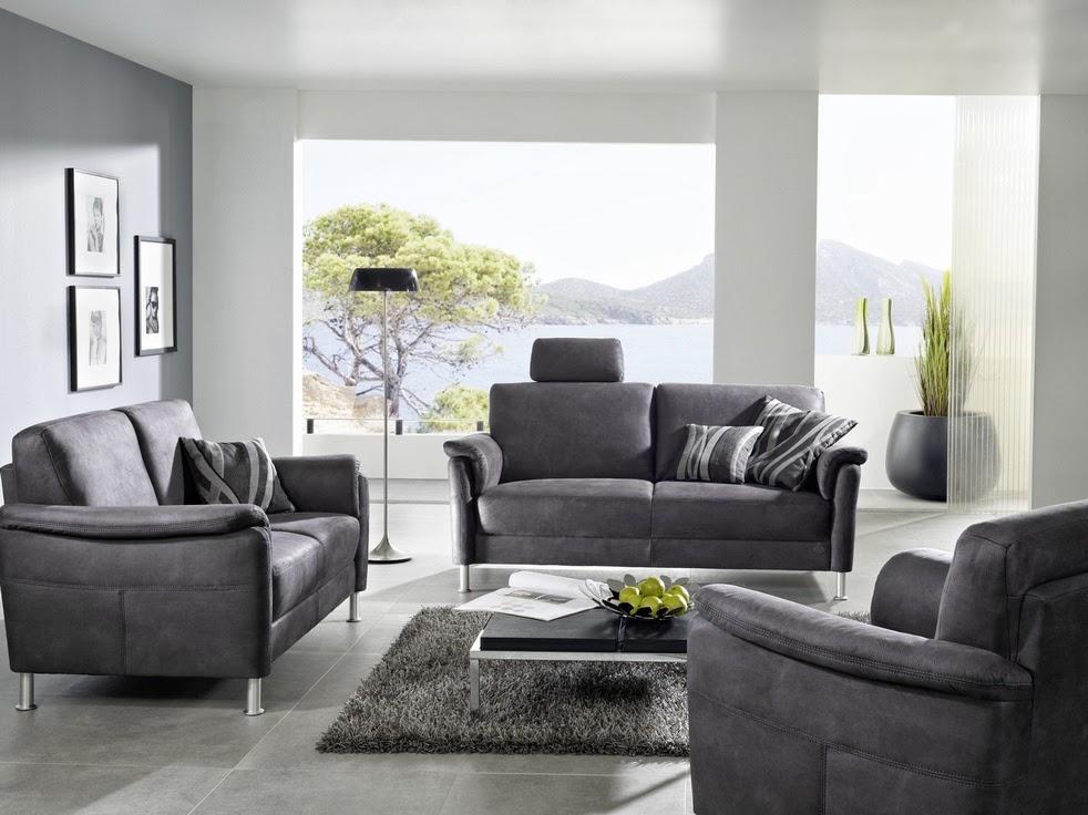 Imagen de una sala decorada en tonos grises con un sofa gris y blanquecino