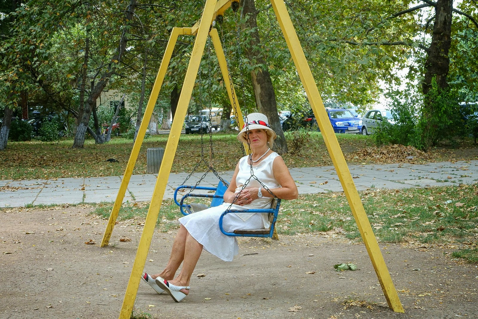 Бабушка на качели в Симферополе