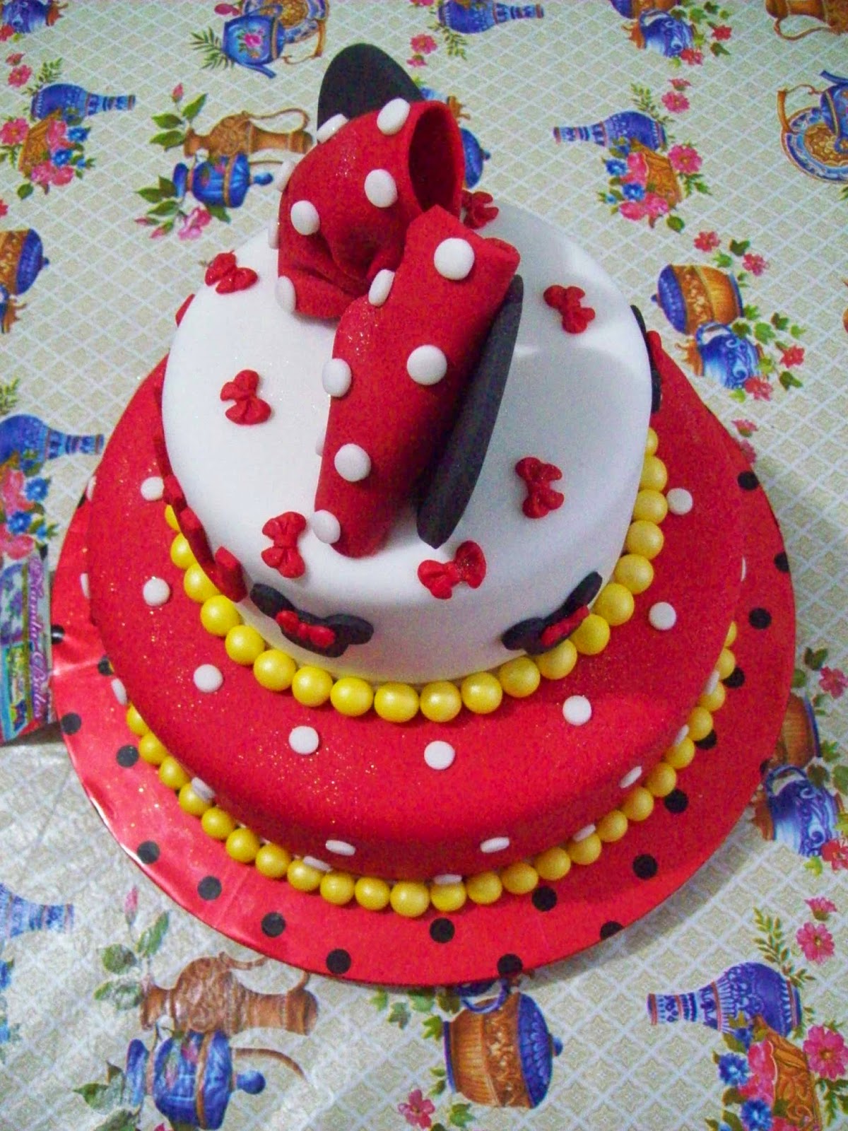 Nanda Bolos BOLO DECORADO DE PASTA AMERICANA DA MINNIE VERMELHA