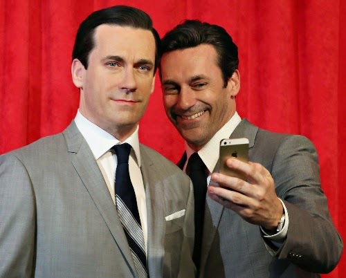 jon-hamm-happy-selfie-with-wax-figure-04