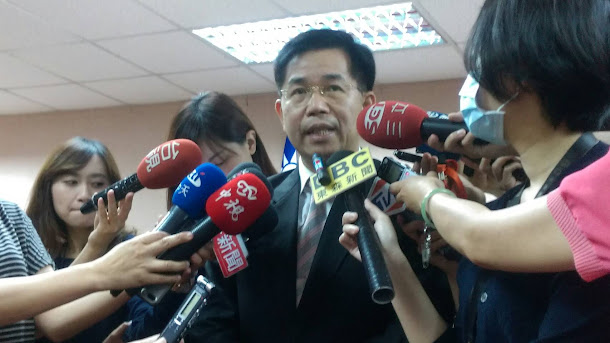 潘文忠今(8)日表示,林萬億尚未退休,沒有支領18%的問題,未來公領18%的機率也不高。 潘文忠今(8)日表示,林萬億尚未退休,沒有支領18%的問題,未來公領18%的機率也不高。