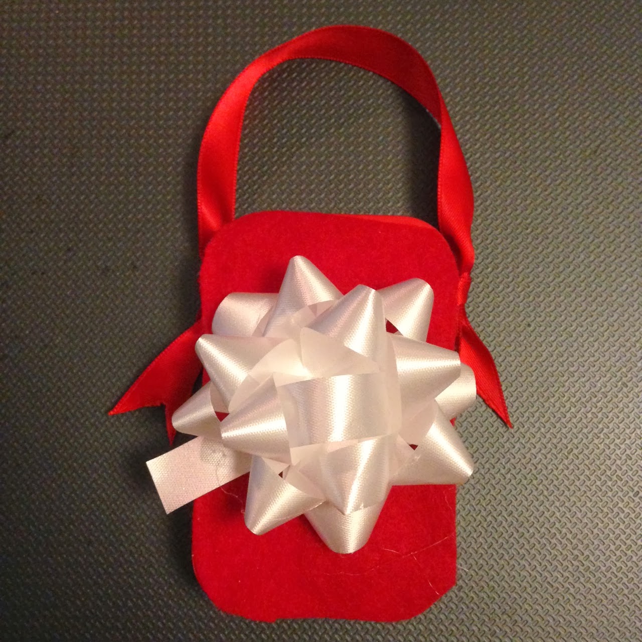 Mama's a Mess! Recycled Christmas Ornament Altoid Tin