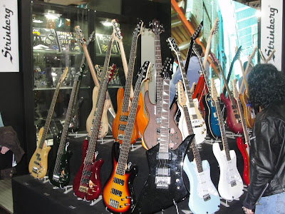 O stand Strinberg mostrou sua variada linha de guitarras e contrabaixos. Cobertura da Expomusic 2011 - Central do Rock