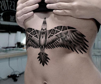 Czarnoszary tatuaż ptaka w stylu neotradycyjnym