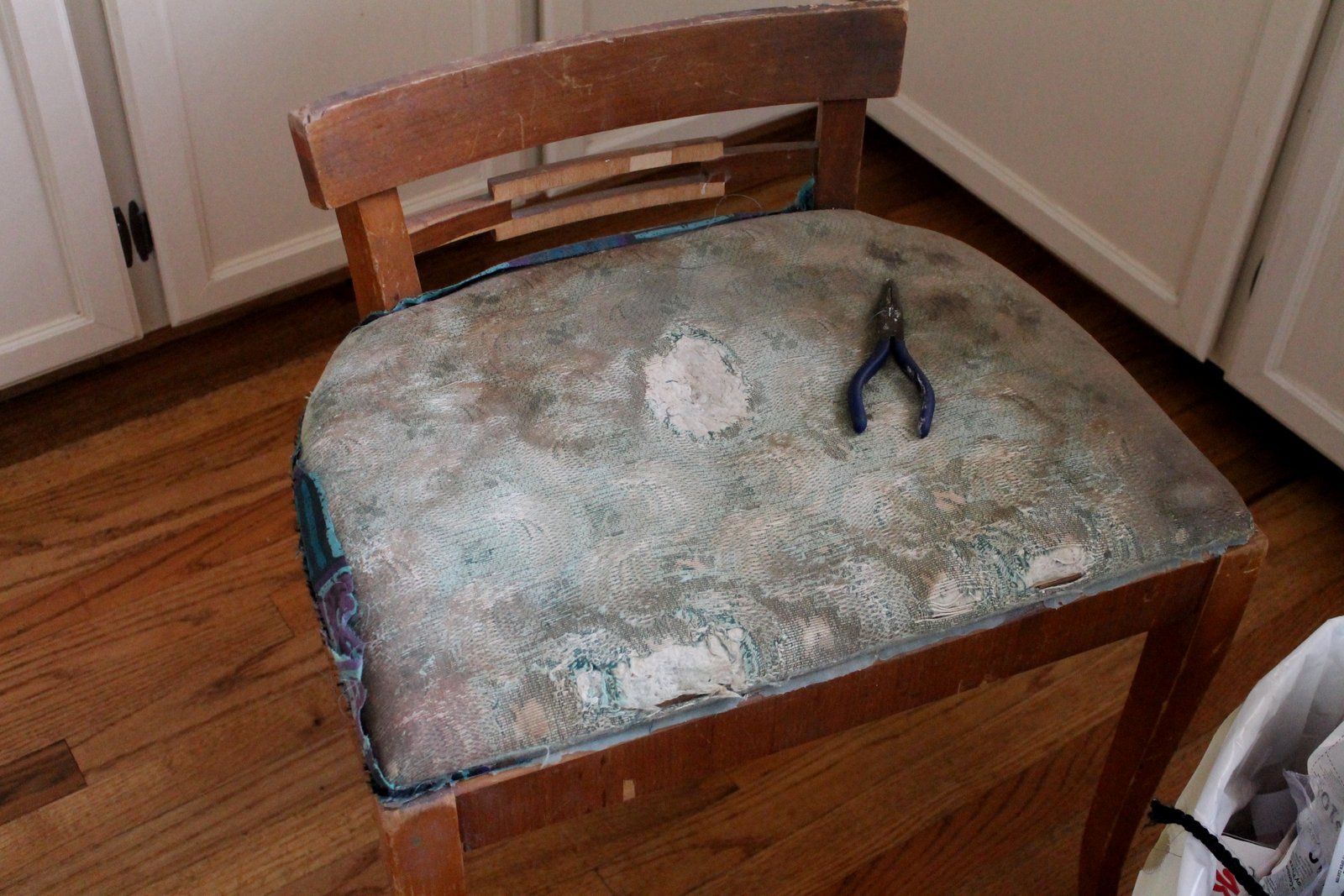 ART IS BEAUTY Roadside rescue Vanity chair makeover