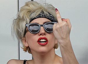 dedo_do_meio_lady_gaga_vsf_vai_se_foder_viado_bixa_musica_fama_tri_de_3_tride3.jpeg