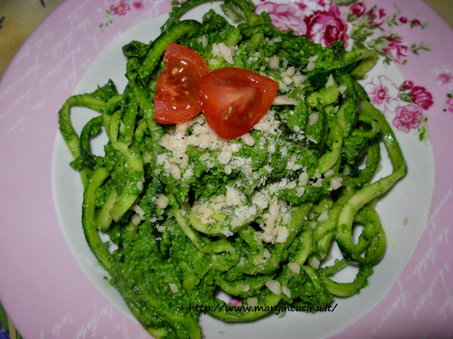 Spaghetti di zucchine in pesto di rucola e mandorle da Mary in cucina su Akkiapparicette