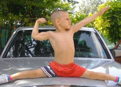 Giuliano Stroe, Anak Paling Berotot Seperti Orang Dewasa - eorang anak kecil berumur 5 tahun dari Rumania, pada tahun 2009 masuk dalam Guinness World Records karena kemampuannya berjalan dengan tangan. Giuliano mampu berjalan dengan tangan sejauh 10 meter dengan bola berat antara kakinya