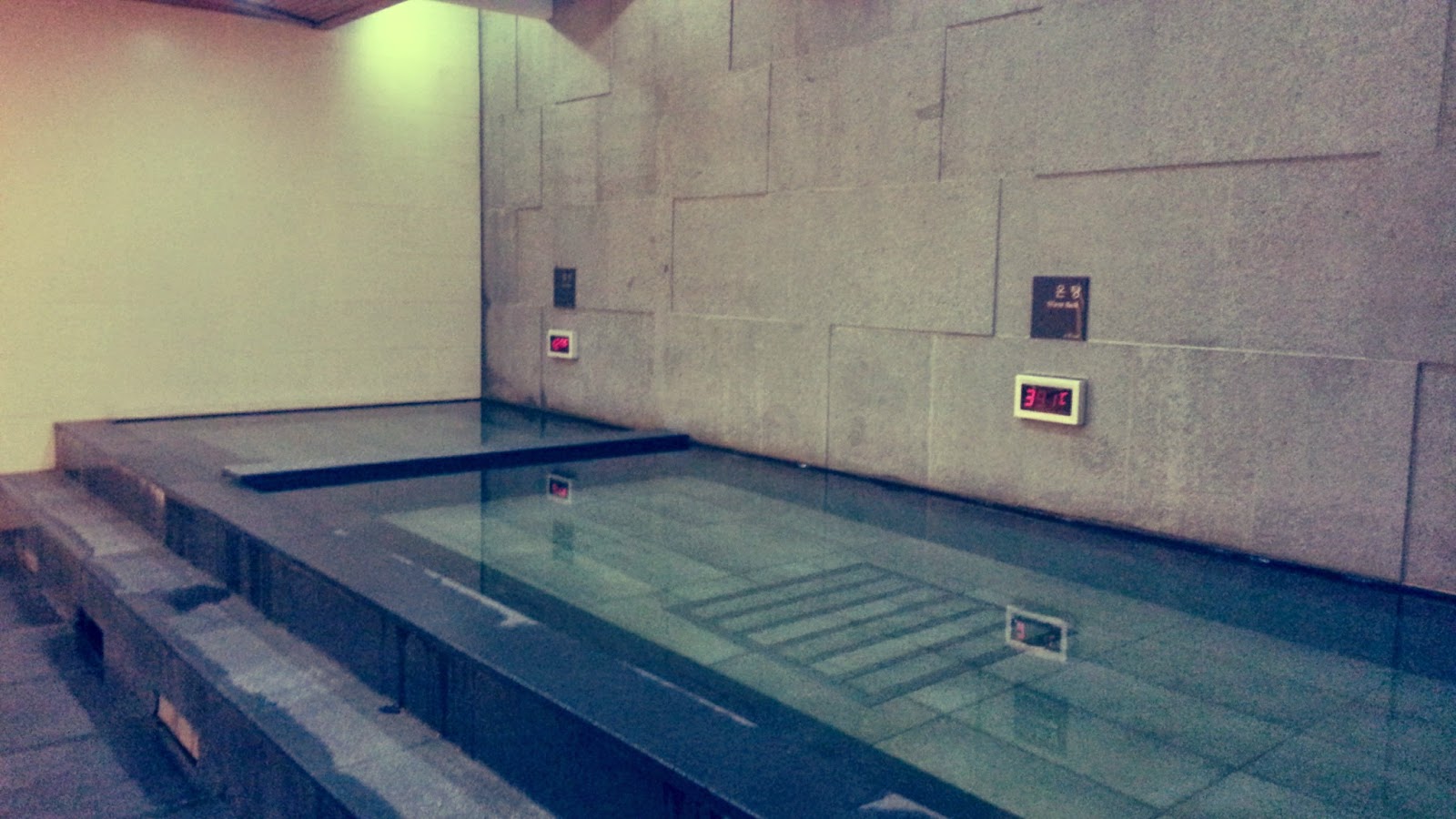 Jacuzzi and hot tubs in St Hue Club. meheartseoul.blogspot.sg (Vera Lee)