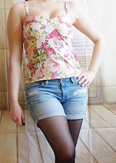 Outfit Pastel Flower Girl -  Denim Shorts, Floral Corsage-Top & Mint Coat