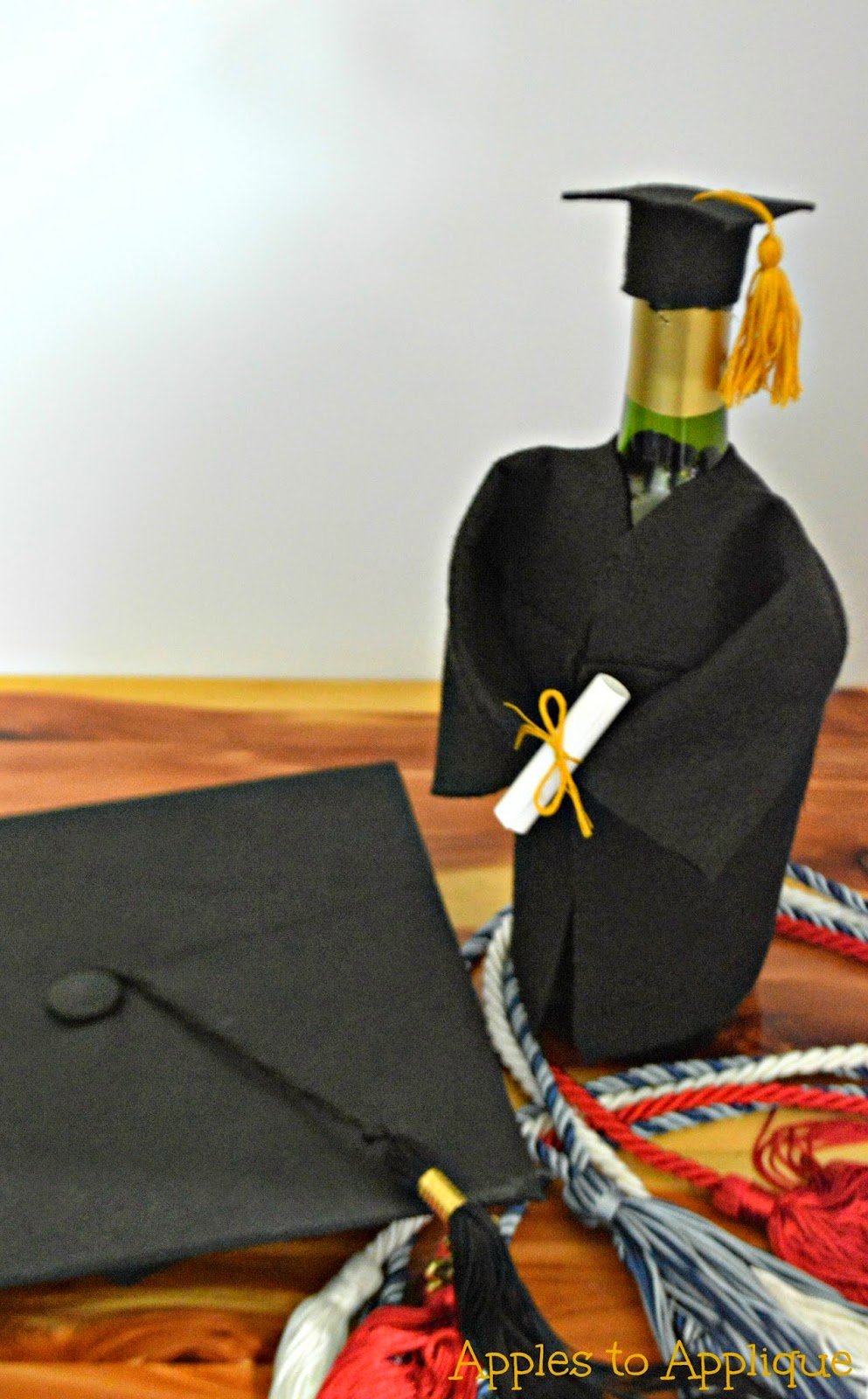 Cap and Gown Bottle Cover Tutorial | Apples to Applique #graduation #wine #gifts