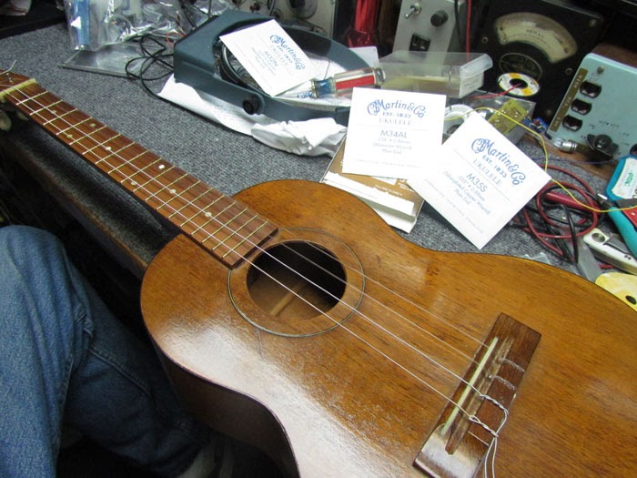 Setting up the SilvertoneHarmony Baritone Ukulele Crawls Backward