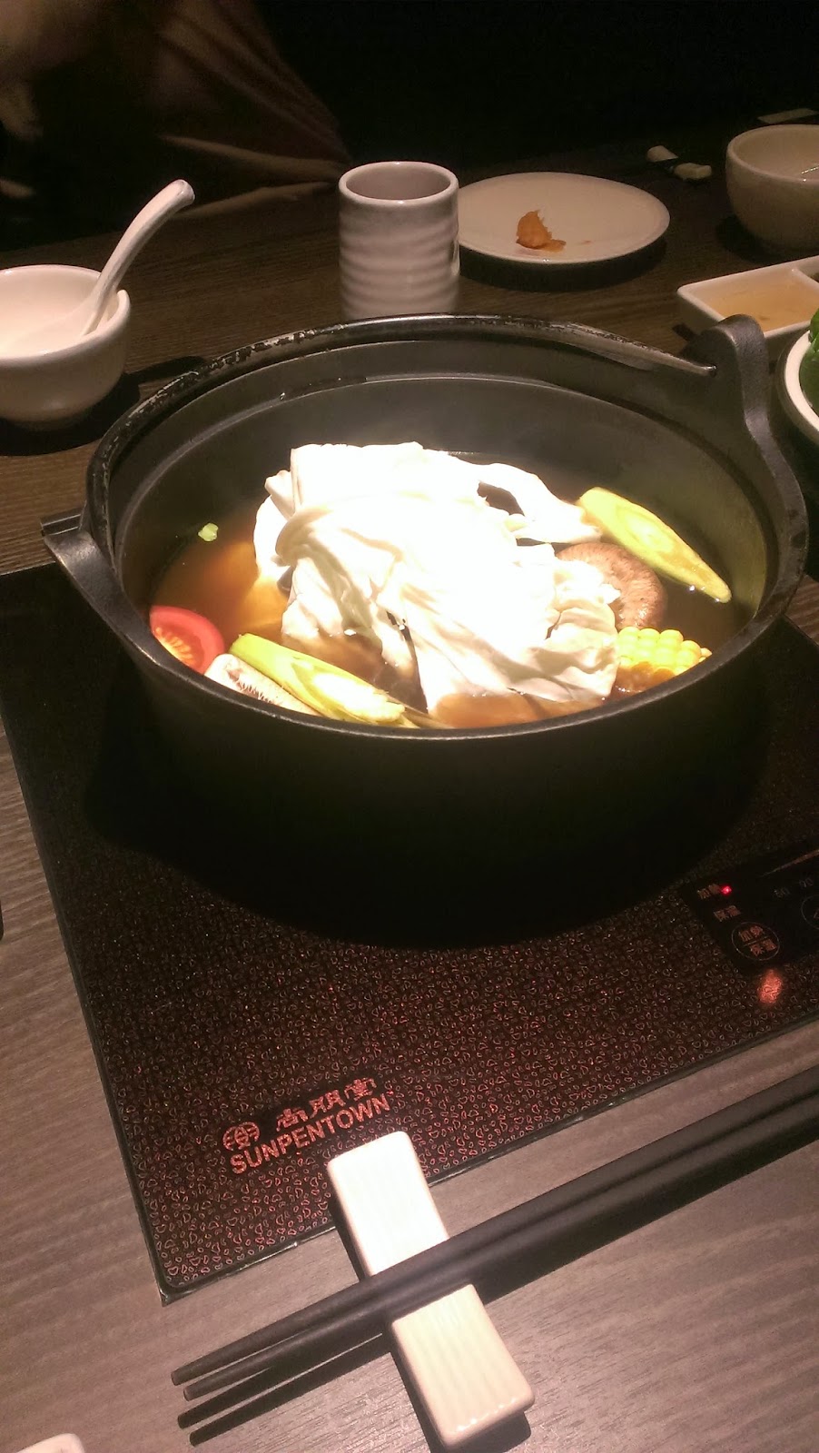 2014 11 08%2B18.34.54 - [食記] 香聚鍋 - 高價、精緻的火鍋，食材新鮮多樣適合好久不見的小聚