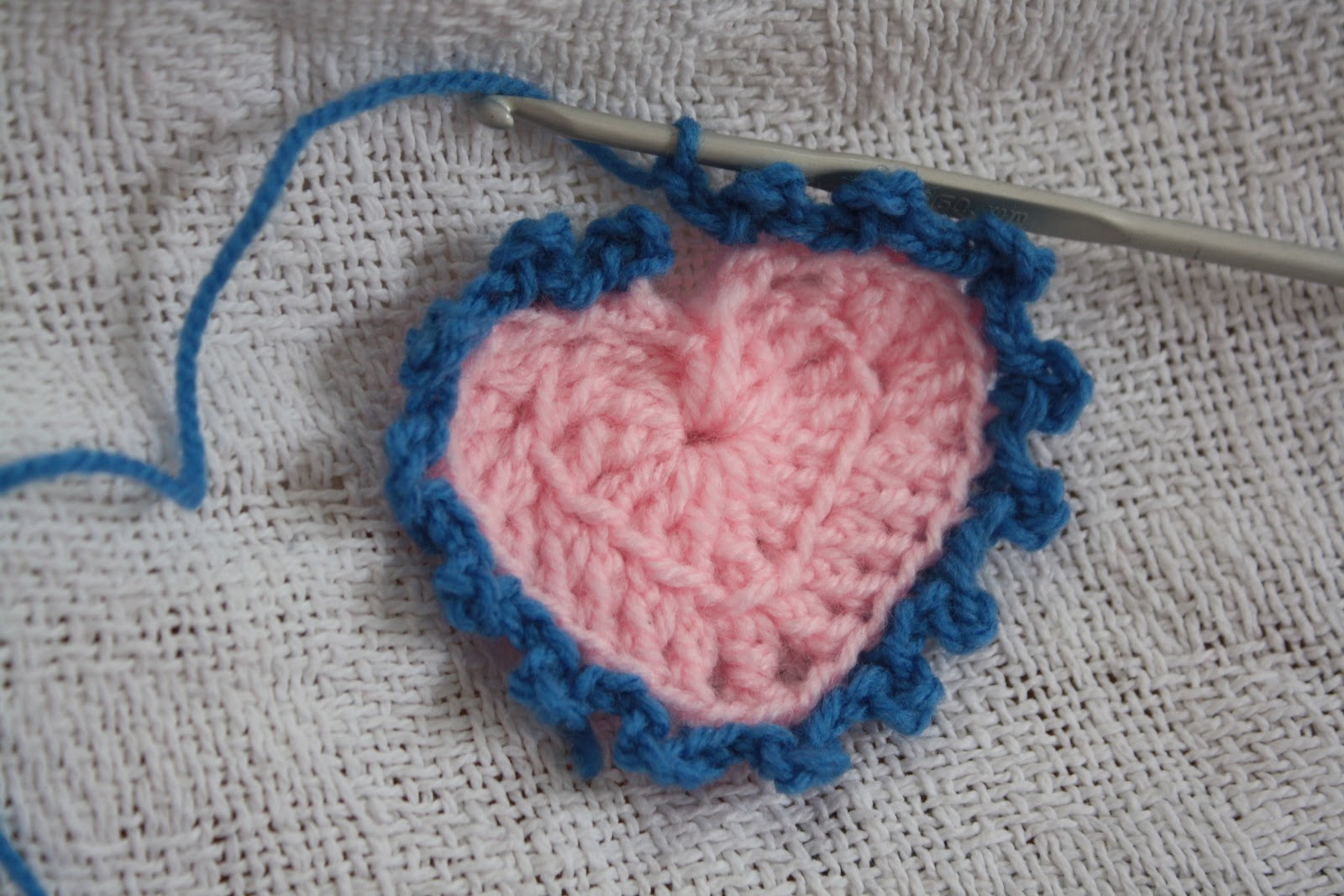 How To Crochet a Heart Make a Frilly Heart add a picot!