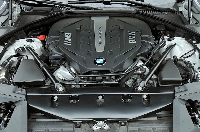 The new BMW 7 Series engine