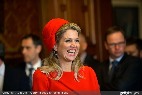  Queen Maxima of The Netherlands laughs during a short statement of King Willem-Alexander of The Netherlands at the townhall of Hamburg on March 20, 2015 in Hamburg, Germany