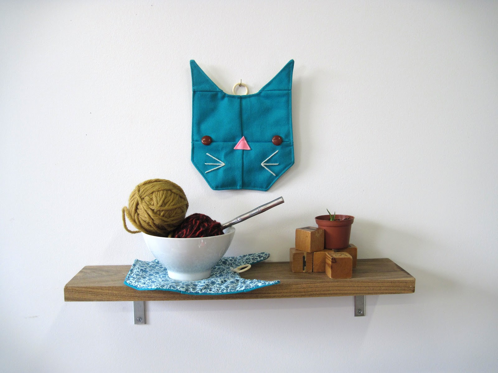 The Pin Pals Cat Pot Holder/Wall Hanging