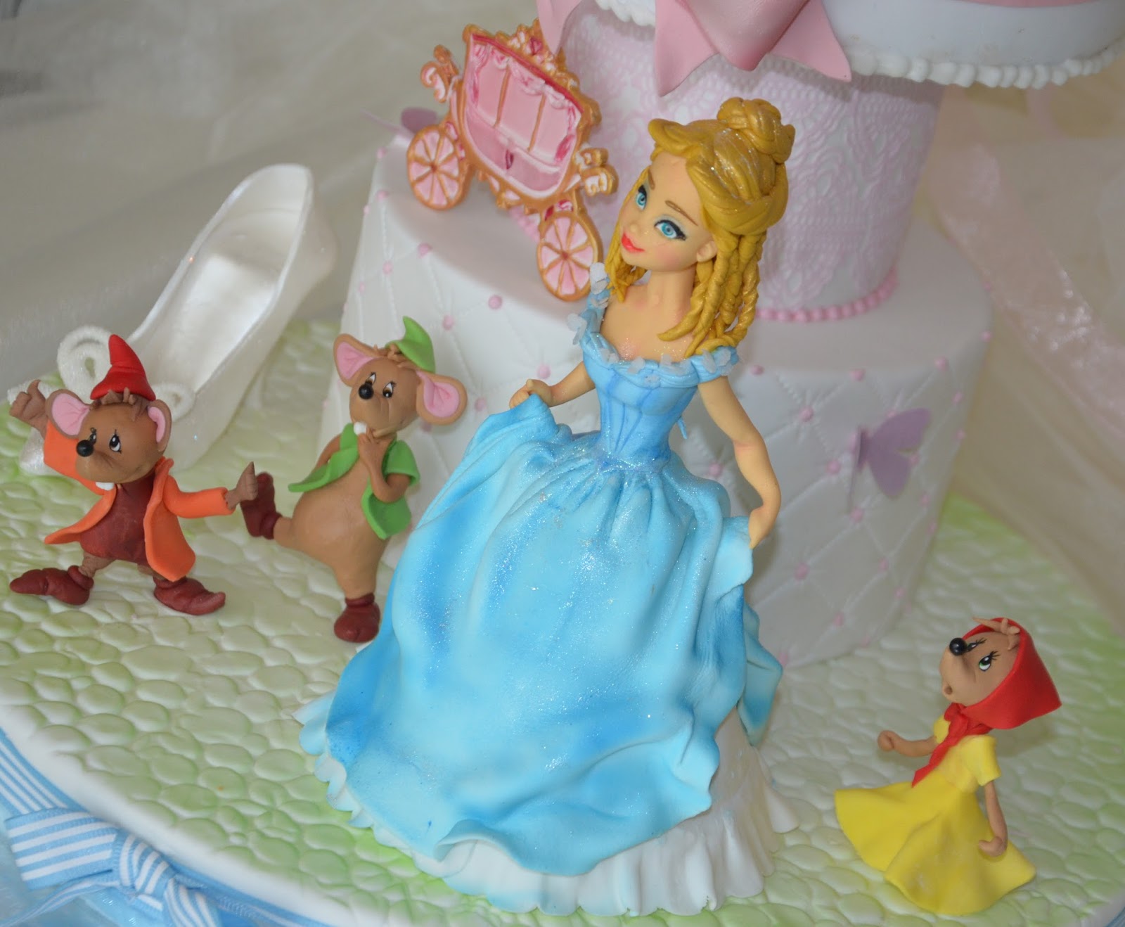 Tartas Artisticas.: CENICIENTA CAKE PARA LA PRINCESA DE LA CASA