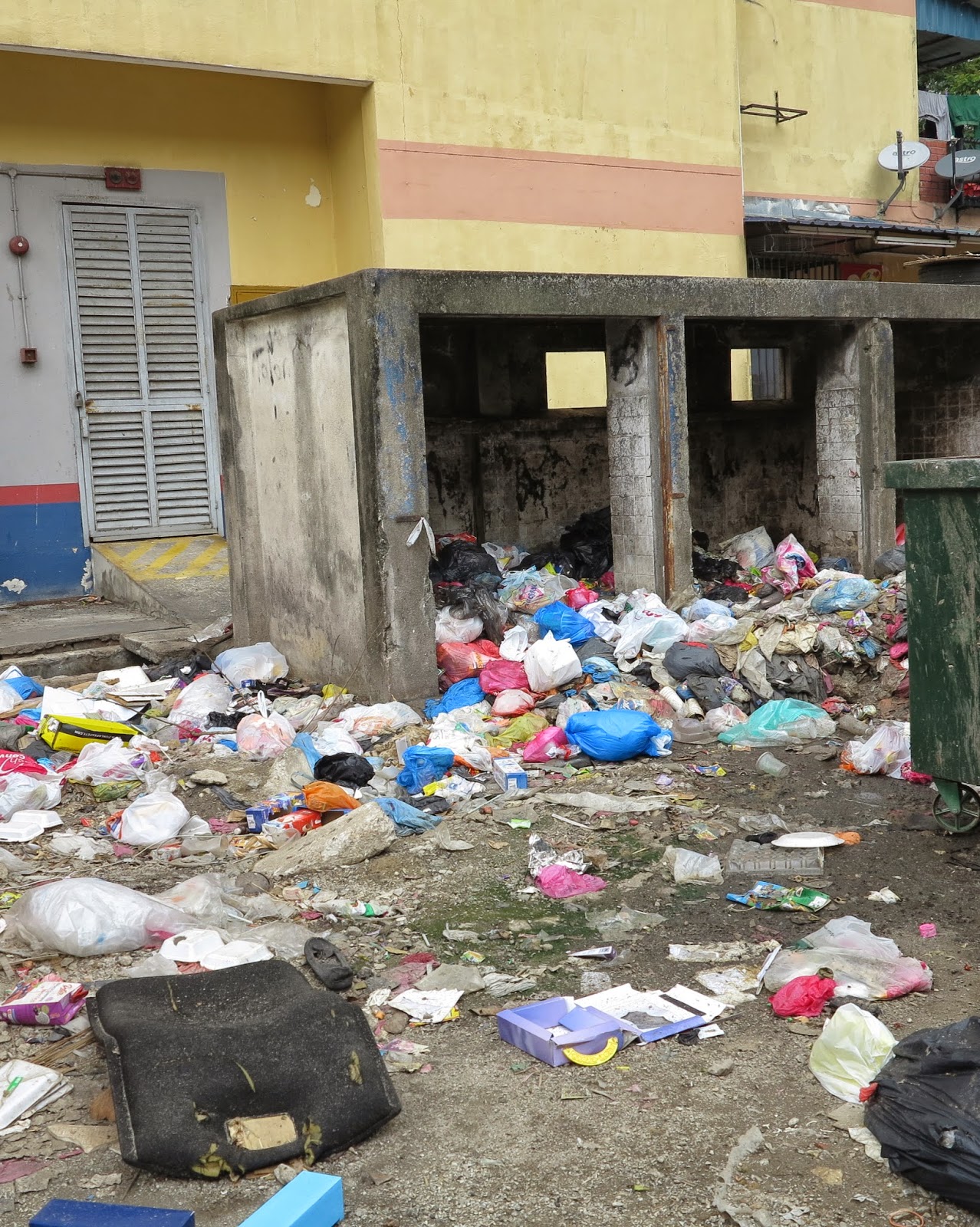 Cinta Pada Yang Satu: SAMPAH OH SAMPAH...KENAPALAH JADI SAMPAI MACAM NI?