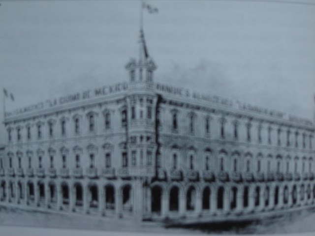 1915 TIENDA DEPARTAMENTAL "LA CIUDAD DE MÉXICO" ESTABA UBICADO JUSTO ENFRENTE DE LA PLAZA DE ARMAS.
