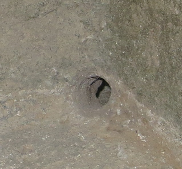 Ampliação de Fotografia macro de Bebedouro para animais em pedra de cantaria, Ilha Terceira, com pormenor do ralo