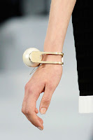 Масивна гривна с гигантска перла Chanel пролет-лято 2013 Масивна гривна с гигантска перла Chanel пролет-лято 2013