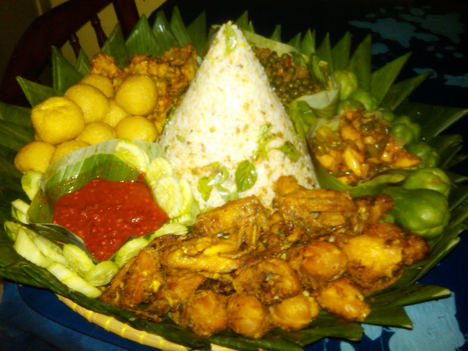 Tumpeng Nasi Kuning Ayam Goreng Bumbu Tumpeng Nasi Kuning Ayam Goreng Bumbu