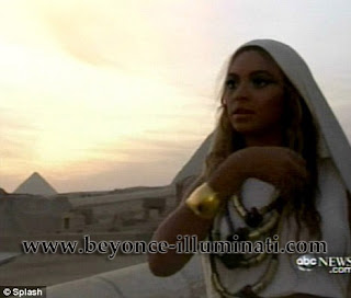 illuminati english - Page 4 Glastonbury+2011+-+Beyonce+Pyramid+Egypt+Goddess+-+Occult+Illuminati