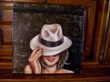 Incognito... Tableau réalisé en 3D. Fond acrylique noir agrémenté d'une dentelle noire...