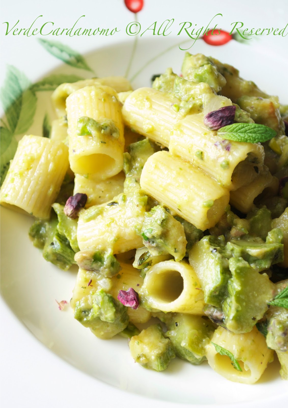 Mezze Maniche con Pesto di Zucchine, Pistacchi e Menta Romana Verde