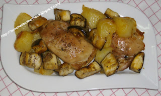 Pollo Asado Al Romero Con Guarnición De Patatas Y Berenjenas
