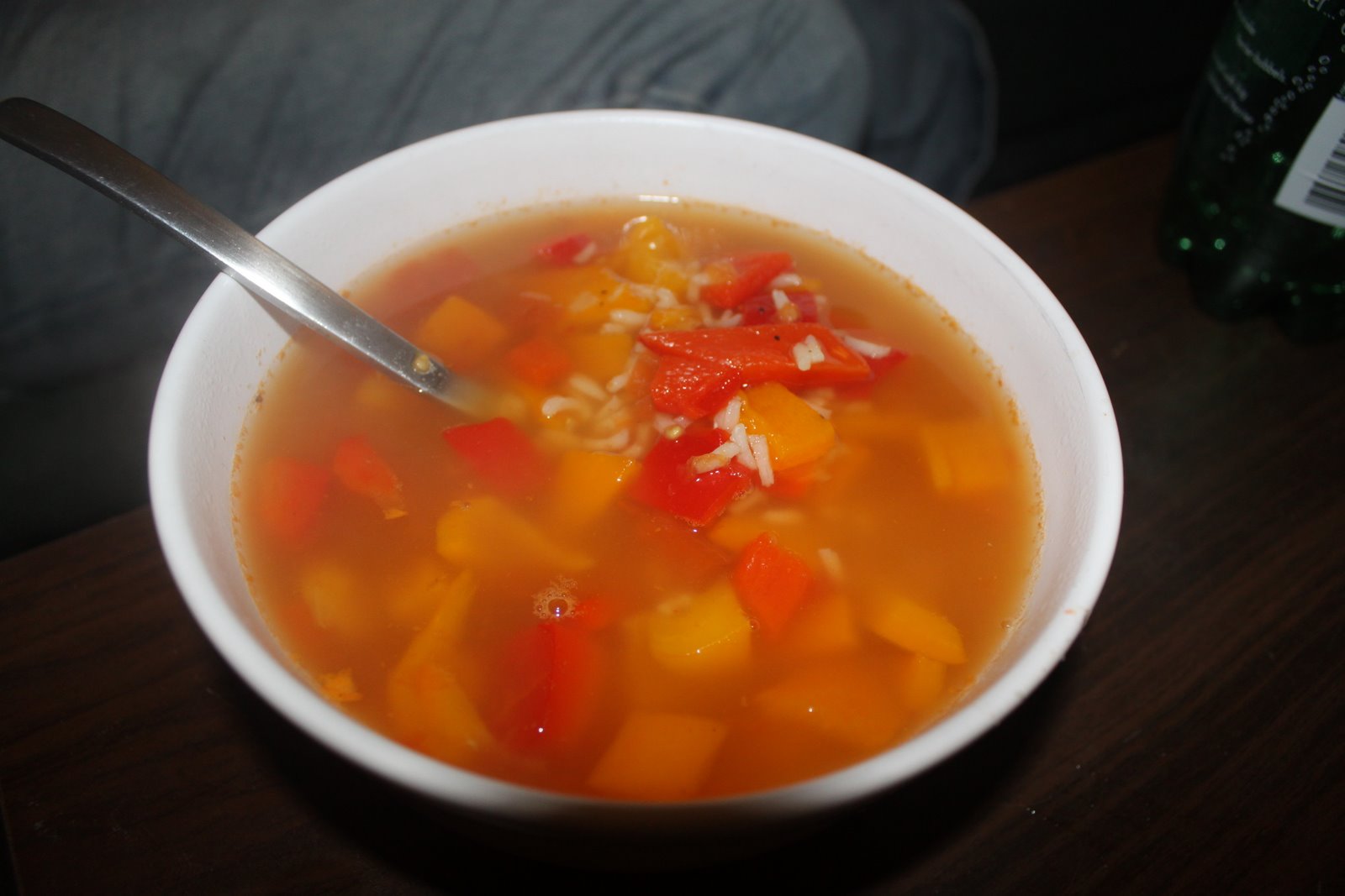 Les amants dînent. Consommé madrilène