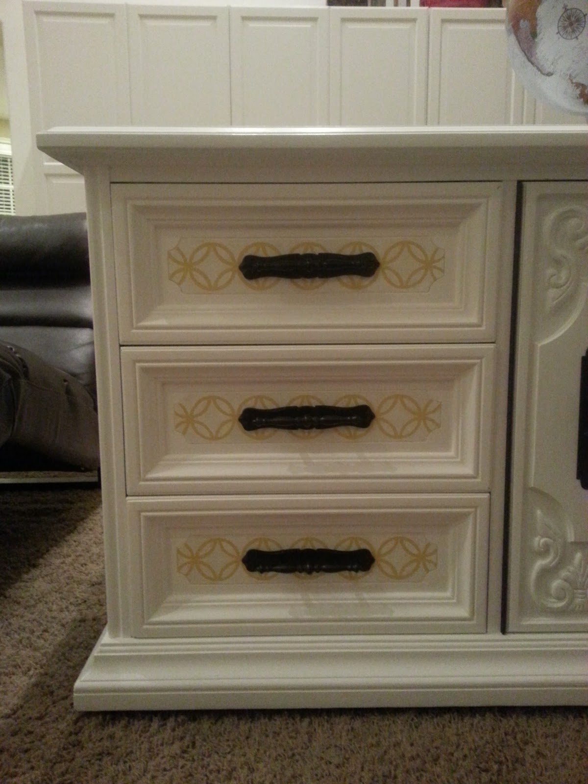 The Sassy Pepper DIY Furniture Stenciling