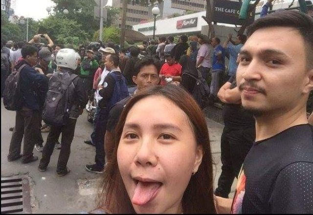 Heboh !!! Hanya Di Indonesia Seorang Ibu Bisa Selfie Di Depan Mata Teroris Yang Bersenjata